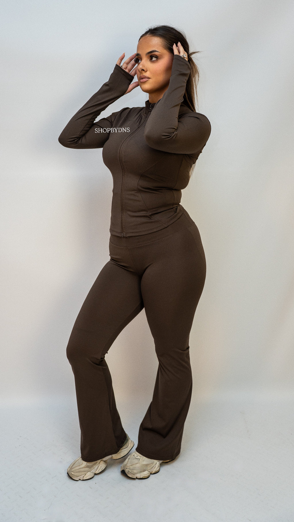 Ensemble de sport veste gainante et pantalon évasé marron