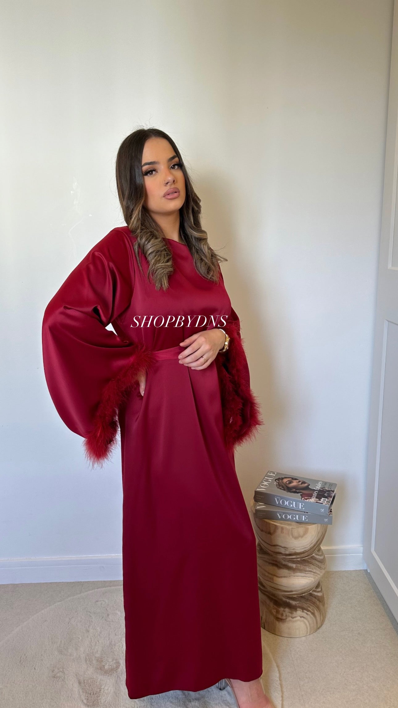 Robe bordeaux satinée avec ceinture