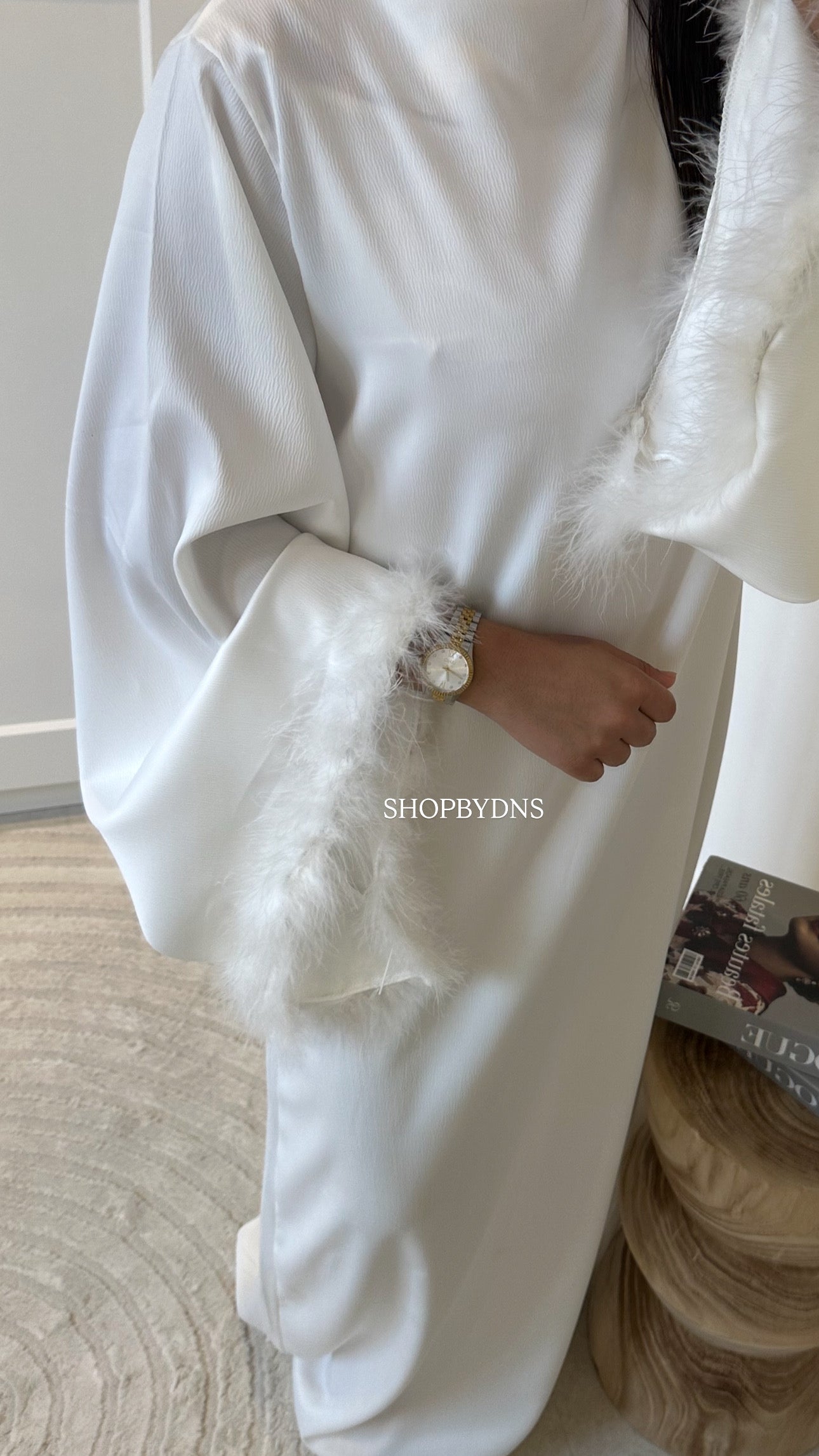 Robe satinée avec ceinture à plumes blanche