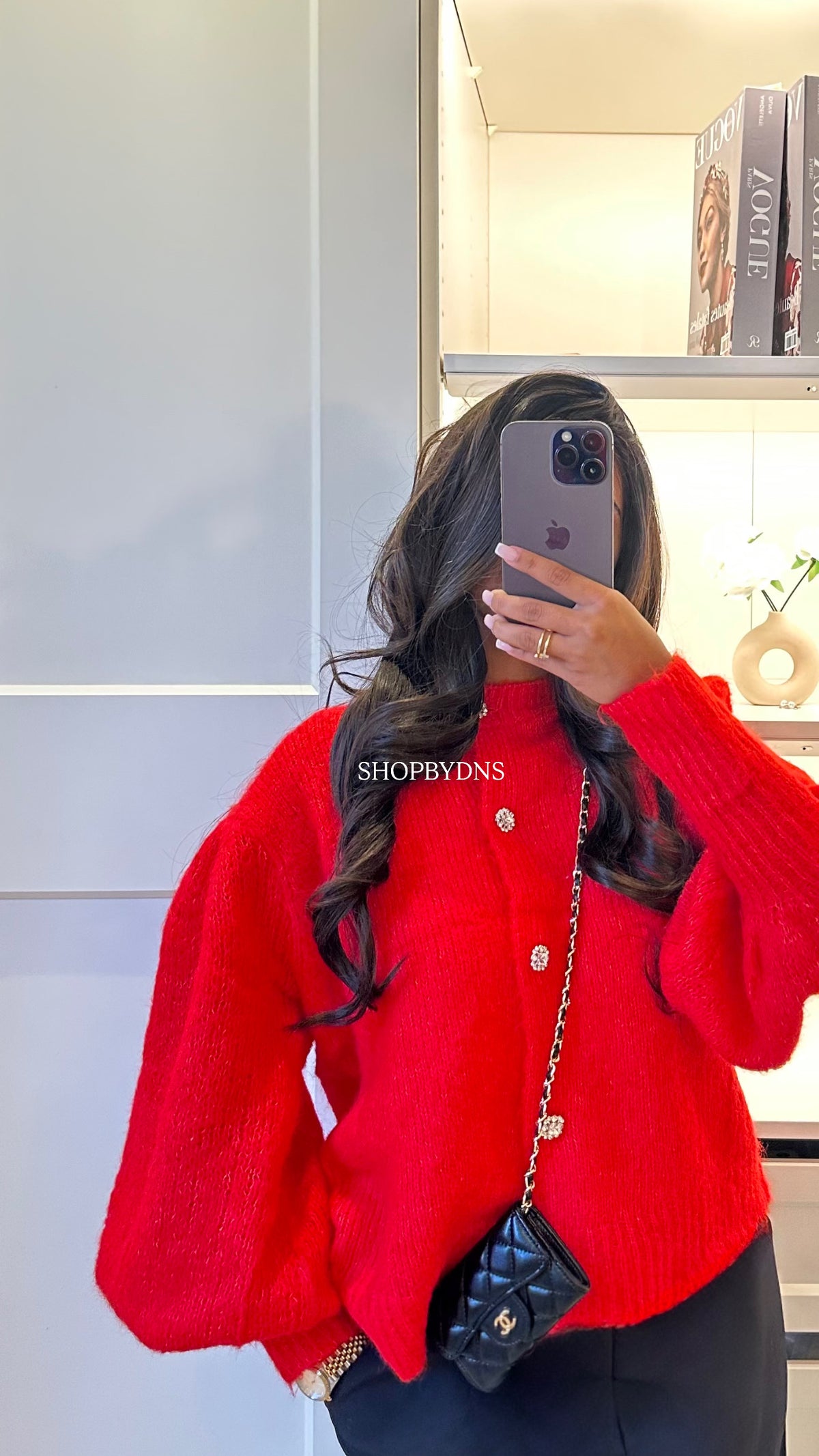 Gilet rouge en maille à boutons bijoux