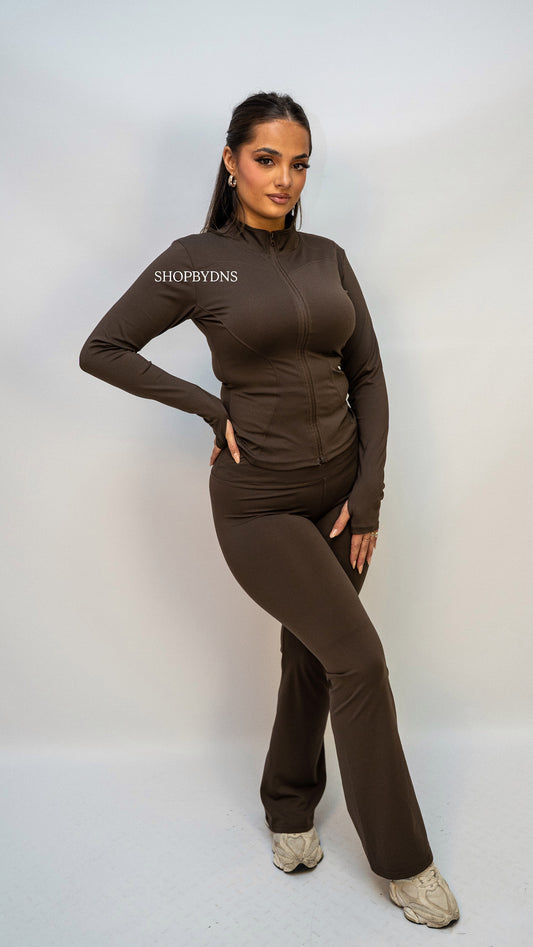 Ensemble de sport veste gainante et pantalon évasé marron