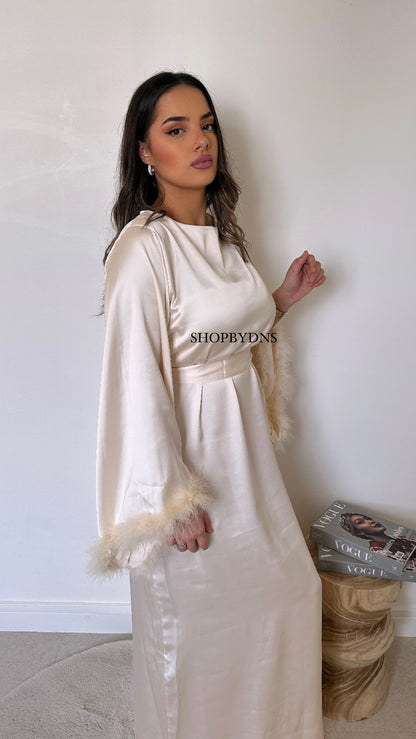 Robe satinée à plumes beige