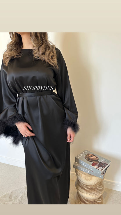 Robe satinée à plumes noir