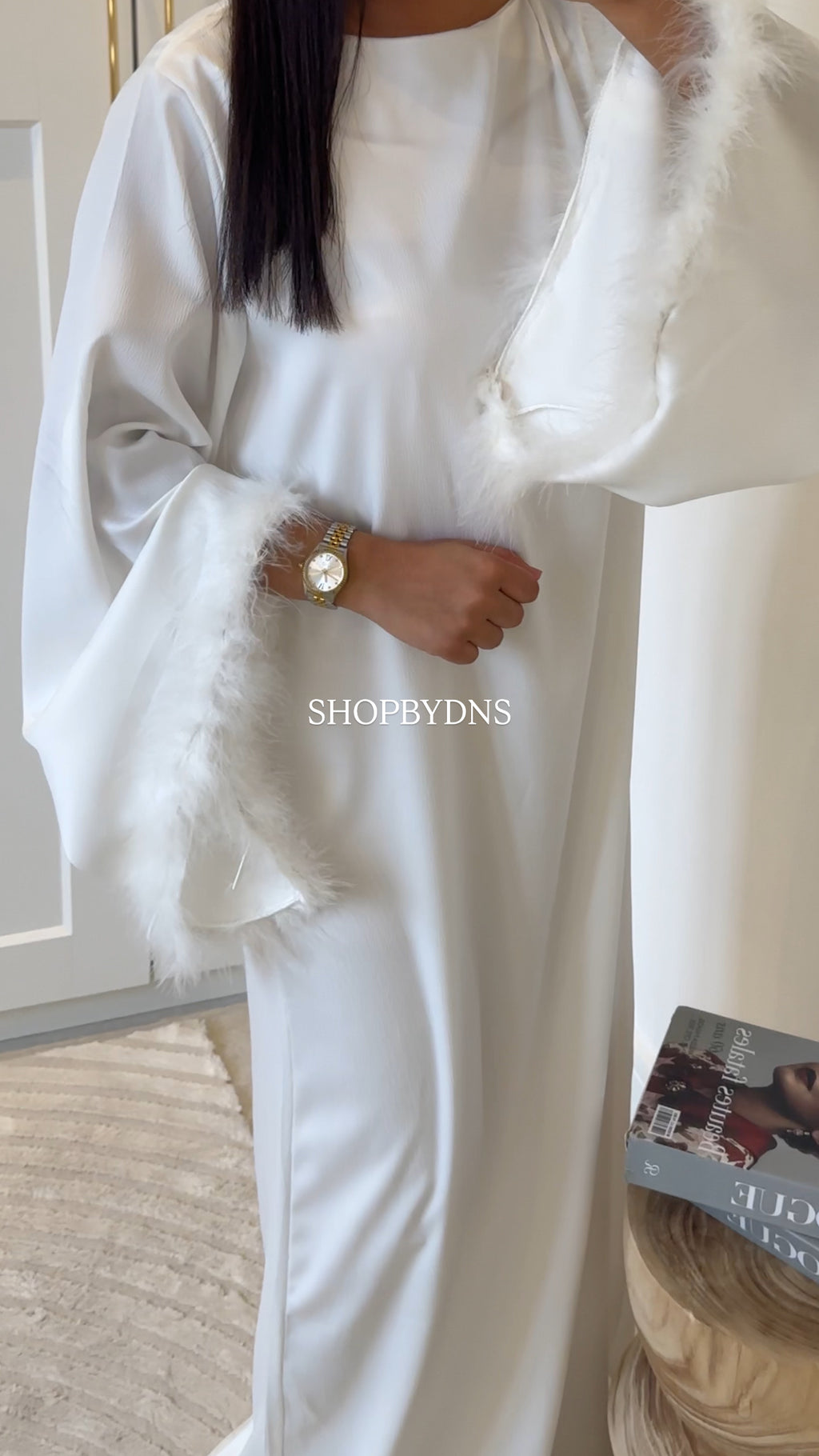 Robe satinée avec ceinture à plumes blanche