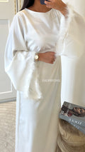 Robe satinée avec ceinture à plumes blanche