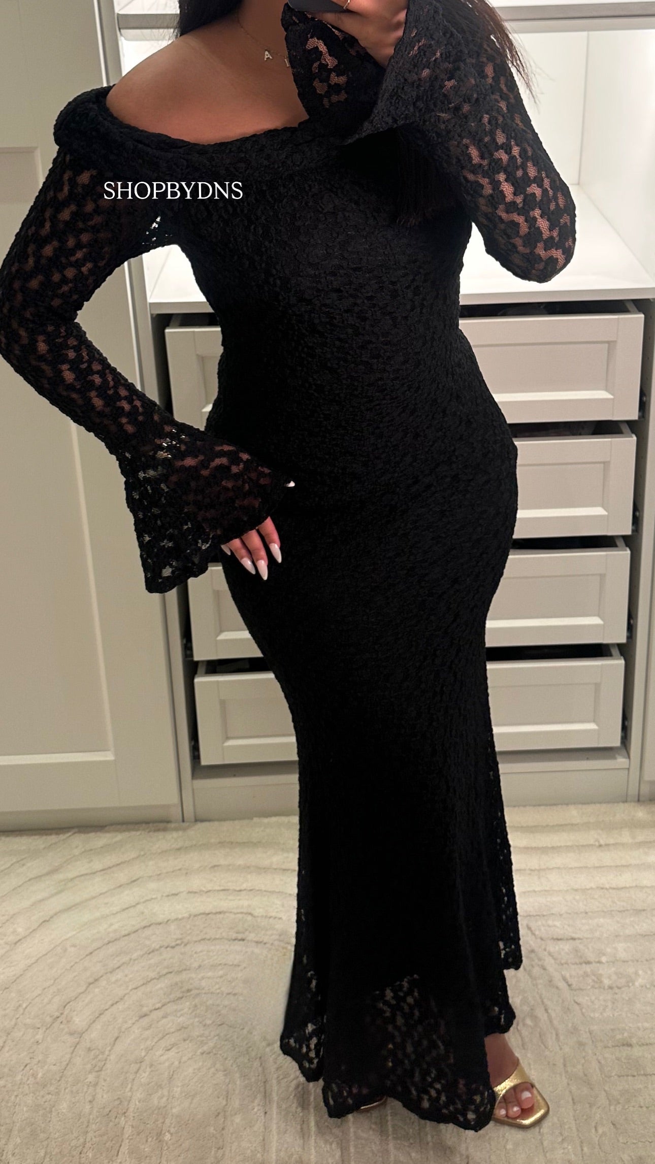 Robe en dentelle Ayna à manches évasées noire