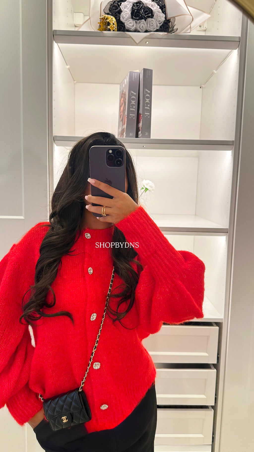 Gilet rouge en maille à boutons bijoux