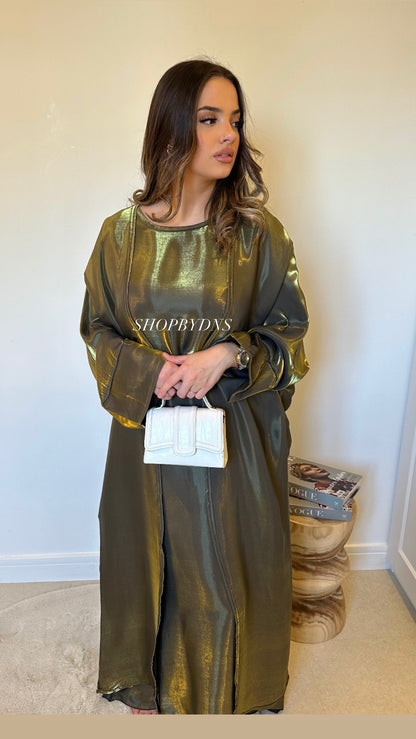 Kimono en satin vert foncé avec une sous-robe