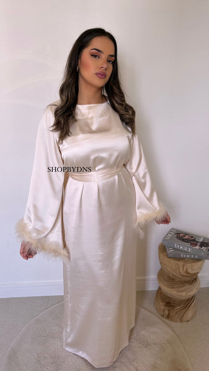 Robe satinée à plumes beige