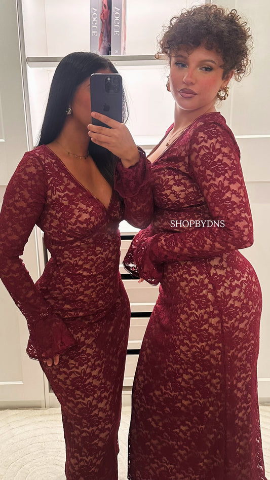 Robe en dentelle à manches évasées bordeaux