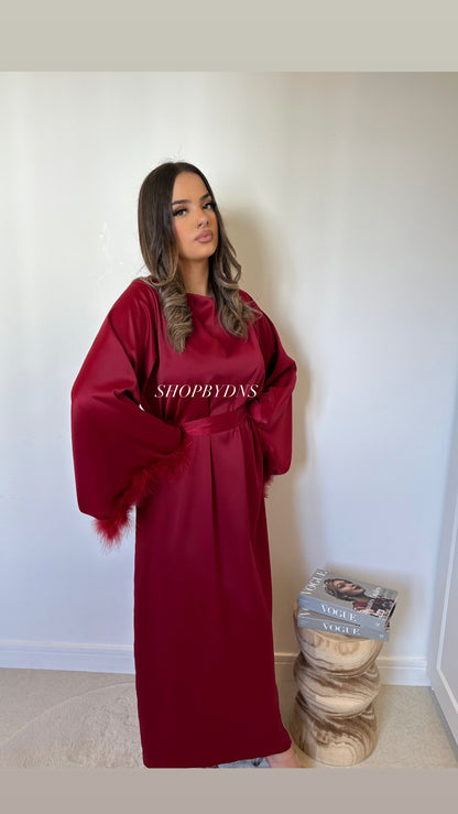 Robe bordeaux satinée avec ceinture