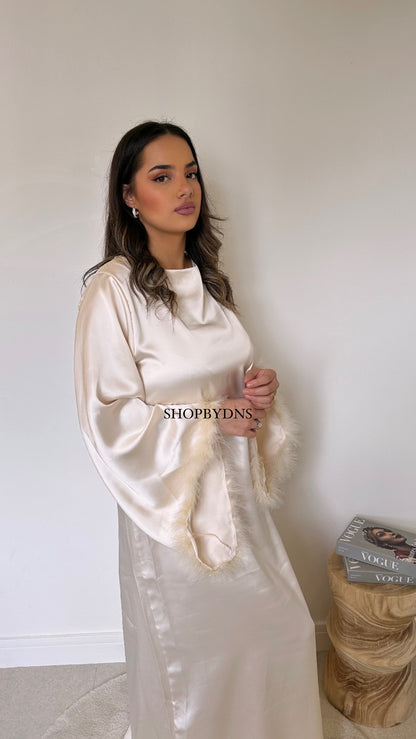 Robe satinée à plumes beige