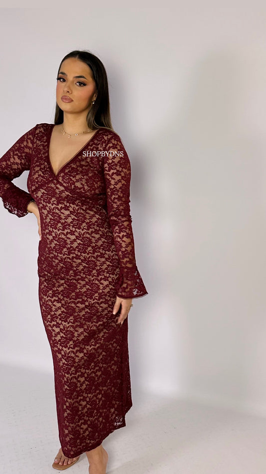 Robe en dentelle à manches évasées bordeaux