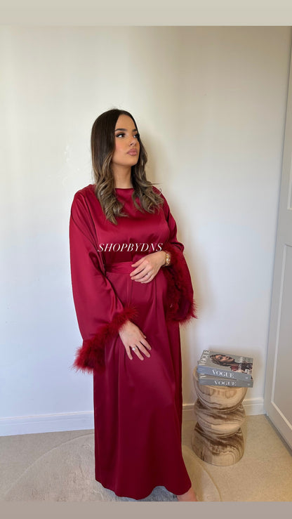 Robe bordeaux satinée avec ceinture