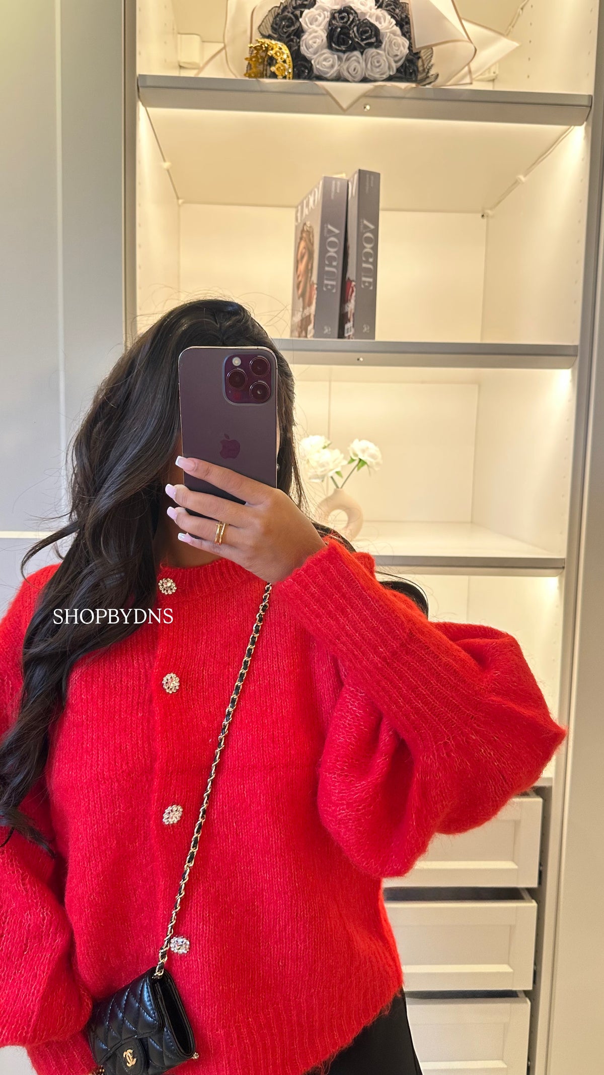 Gilet rouge en maille à boutons bijoux